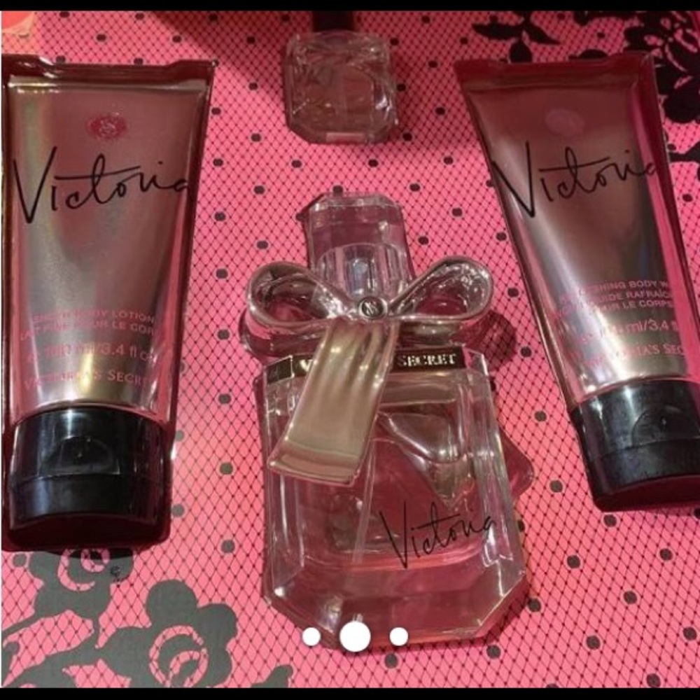 Looking for Victoria by Victoria’s Secret Set